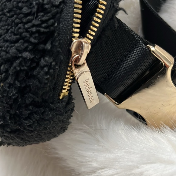 Lulu lemon 1L fleece belt bag - Picture 8 of 10